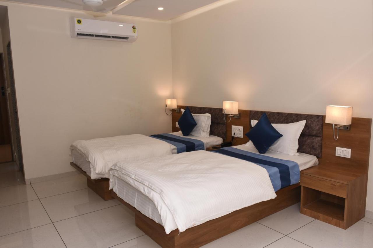 Hotel Golden Palace & Rooms Halol Exterior photo
